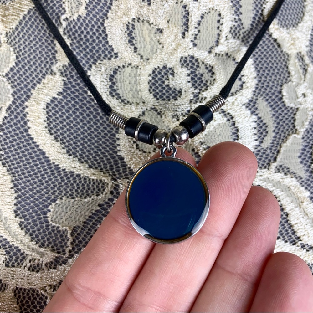 🌈 Color-Changing Mood Necklace 🌈 - Picture 6 of 8